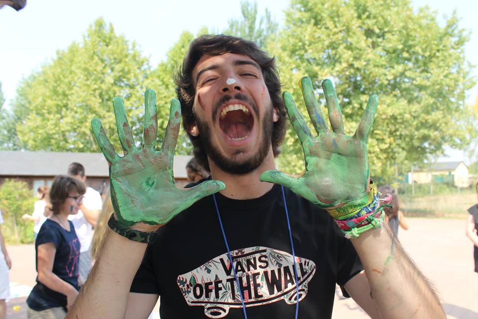 Joven que muestra sus manos pintadas de verde