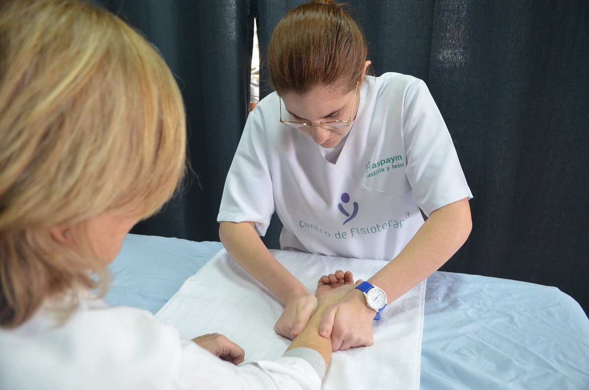 Atención a un paciente con dolencia en la mano en Fisiomer Paredes de Nava