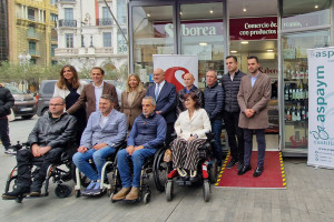 Trabajadores de Saborea CyL y miembros de la directiva de ASPAYM CyL posan frente a la tienda