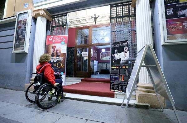 Mujer en silla de ruedas accediendo a un cine en Valladolid