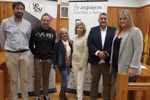 Miembros de ASPAYM posan en el Ayuntamiento de Portillo con representantes de la institución