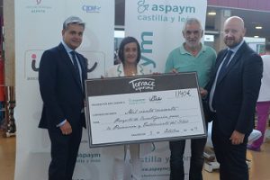 Anabel Pérez y Chema de la parte posan con el cheque de la donación y representantes del AC Palacio Santa Ana