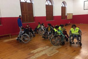 Niños de Palencia juegan al baloncesto en silla de ruedas