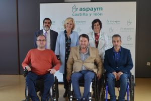 Verónica Casado posa con miembros de ASPAYM Castilla y León