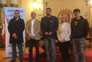 Los galardonados con los Premios Conde Ansurez posan con el concejan Alberto Bustos en el salón del Ayuntamiento