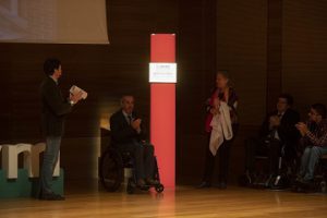 Amigos y familiares de Julio Herrero descubren la placa conmemorativa que dará nombre al Edificio durante el homenaje