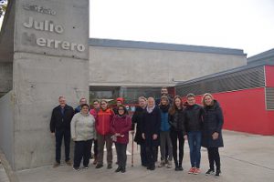 Miembros del proyecto iExpress posan en la entrada de la sede de Valladolid