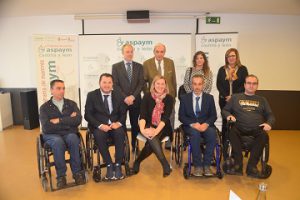 Isaber Blanco y su equipo posan con miembros de ASPAYM Castilla y León