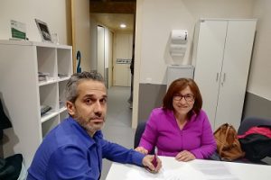 Ángel de propios firma el convenio con la representante del colegio de trabajo social de Ávila