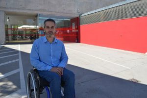 Ángel de Propios posa en la sede de ASPAYM en Valladolid