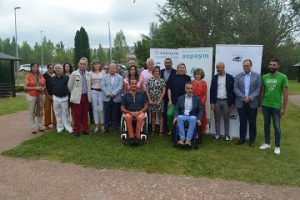 Autoridades posan en el Campamento ASPAYM