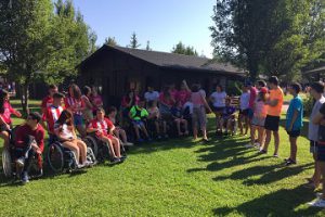 Jovenes asistentes al campamento en una actividad en las instalaciones del albergue