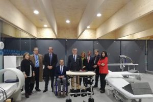 Miembros de ASPAYM y del Club Rotary posan en la sede de Ávila con el Bipedestador