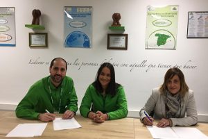 Anabel Pérez, directora de ASPAYM Castilla y León, firma el acuerdo con representantes de Leroy Merlin