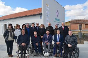 Autoridades institucionales y miembros de ASPAYM posan frente al edificio de Fisiomer en Matapozuelos