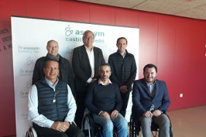 Miembros del PP de Valladolid y de ASPAYM Castilla y León posan tras el desayuno informativo