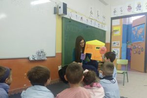 Técnico de ASPAYM Castilla y León realiza el taller con niños pequeños de Matapozeulos