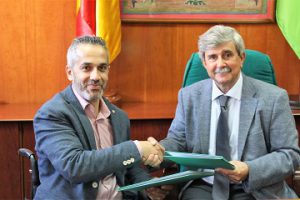 Juan Francisco García Marín, Rector de la Universidad de León (ULE), y Ángel de Propios Sáez, Presidente de ASPAYM de Castilla y León se dan la mano