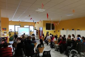 Asistentes disfrutan de la conferencia 7 lagos 7 vidas en la sede de ASPAYM Castilla y León en Burgos