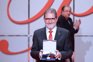 Julio Herrero posa con el premio a los valores humanos