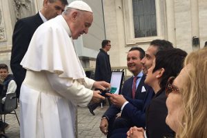 Ángel de Propios entrega la vieira al Papa Francisco