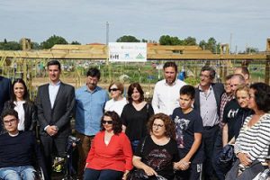 Los beneficiarios de los huertos adaptados posan con el alcalde de Valladolid y otros miembros del Ayuntamiento