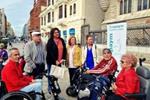 El presidente de ASPAYM CyL, socios y autoridades realizan una visita guiada accesible por el centro de León para reivindicar un turismo más inclusivo