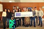 Los socios del proyecto D3PO posan para la foto sonrientes y con un cartel de Erasmus Plus