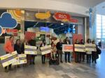 Representantes de las entidades recogen su donación en Rio Shopping