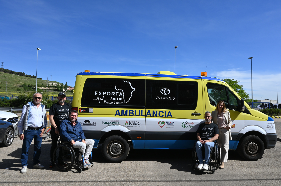 Miembros de PUEMTES y de ASPAYM CyL posan junto a la ambulancia