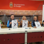 Miembros de ASPAYM CyL, de Padelicious y del Ayuntamiento de Burgos posan con el cartel del torneo