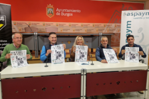 Miembros de ASPAYM CyL, de Padelicious y del Ayuntamiento de Burgos posan con el cartel del torneo