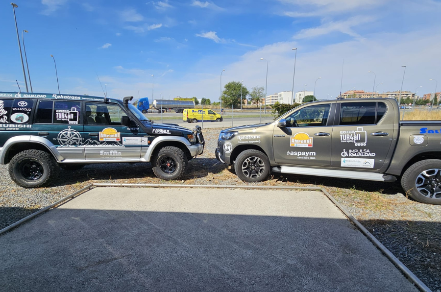 Los dos coches en los que harán el dakar humanitario los miembros de ASPAYM CyL en Marruecos