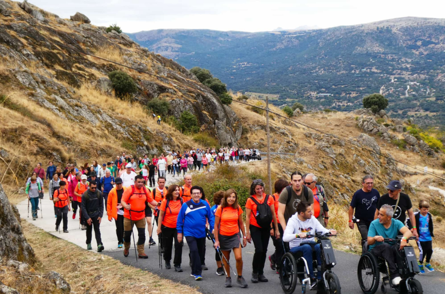 Personas durante la marcha por San Bartolomé de Pinares