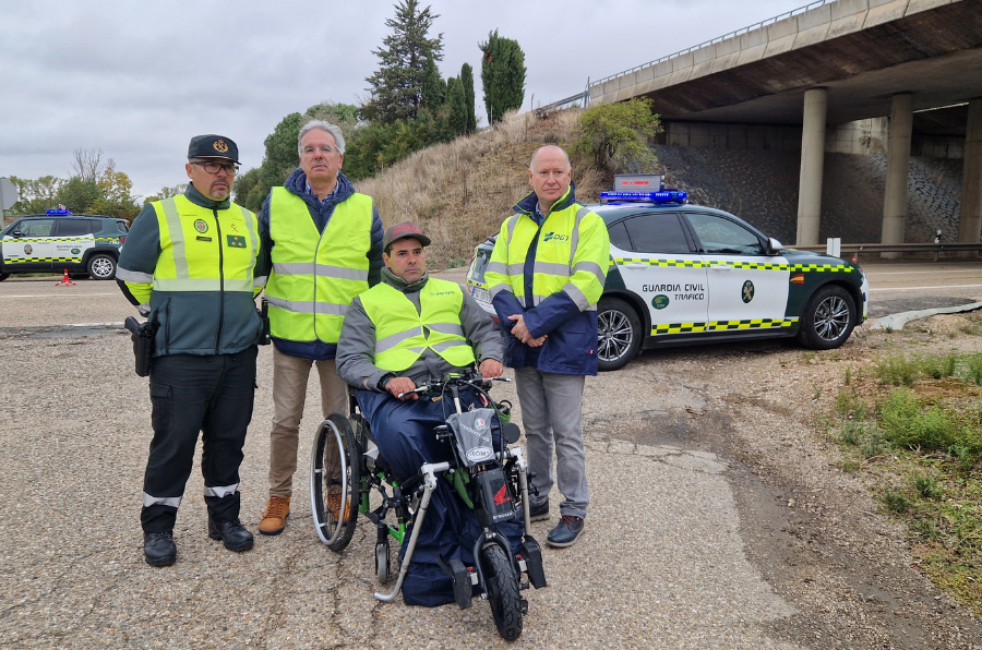 Subdelegado del Gobierno, responsables de la DGT y Guardia Civil y voluntarios de ASPAYM CyL durante la campaña de distracciones