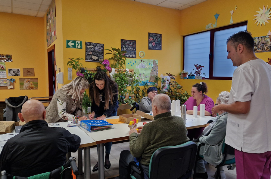 Las concejalas participan en una actividad del centro de día junto a varios usuarios