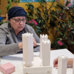 Una mujer del centro de día haciendo uno los de los puzles de los talleres