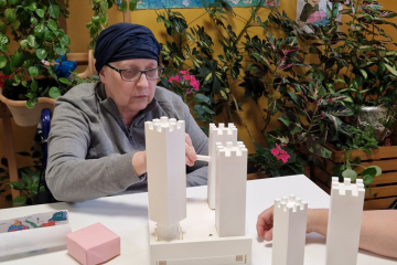 Una mujer del centro de día haciendo uno los de los puzles de los talleres