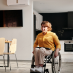 Mujer en silla de ruedas en la cocina de su hogar