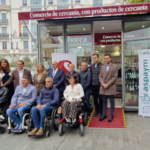 Políticos y directiva de ASPAYM CyL durante la inauguración de la tienda de Saborea CyL en Recoletos