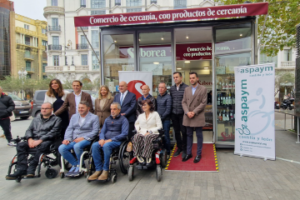 Políticos y directiva de ASPAYM CyL durante la inauguración de la tienda de Saborea CyL en Recoletos