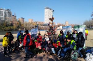 Diseñar y decorar un árbol de navidad hecho con residuos, el evento multiplicador del proyecto Living Rivers