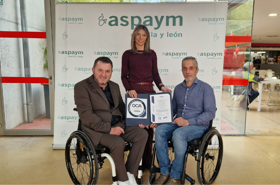 El presidente de ASPAYM CyL y el director ejecutivo reciben la certificación ISO 9001:2015