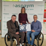 El presidente de ASPAYM CyL y el director ejecutivo reciben la certificación ISO 9001:2015